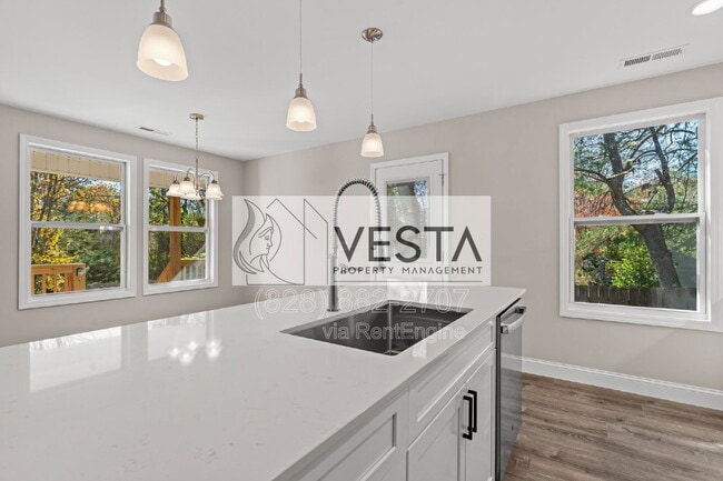 Building Photo - 44 Rosemary Rd