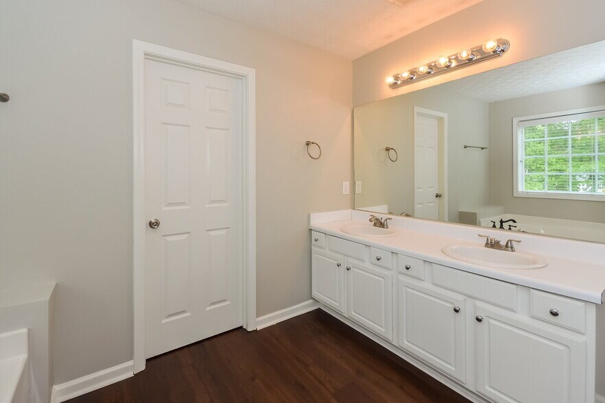 Building Photo - 2424 Santa Barbra Ct SE