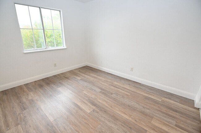 Building Photo - Stunning 5-Bedroom 3 bath 2 story Home in Prime North San Jose Location.