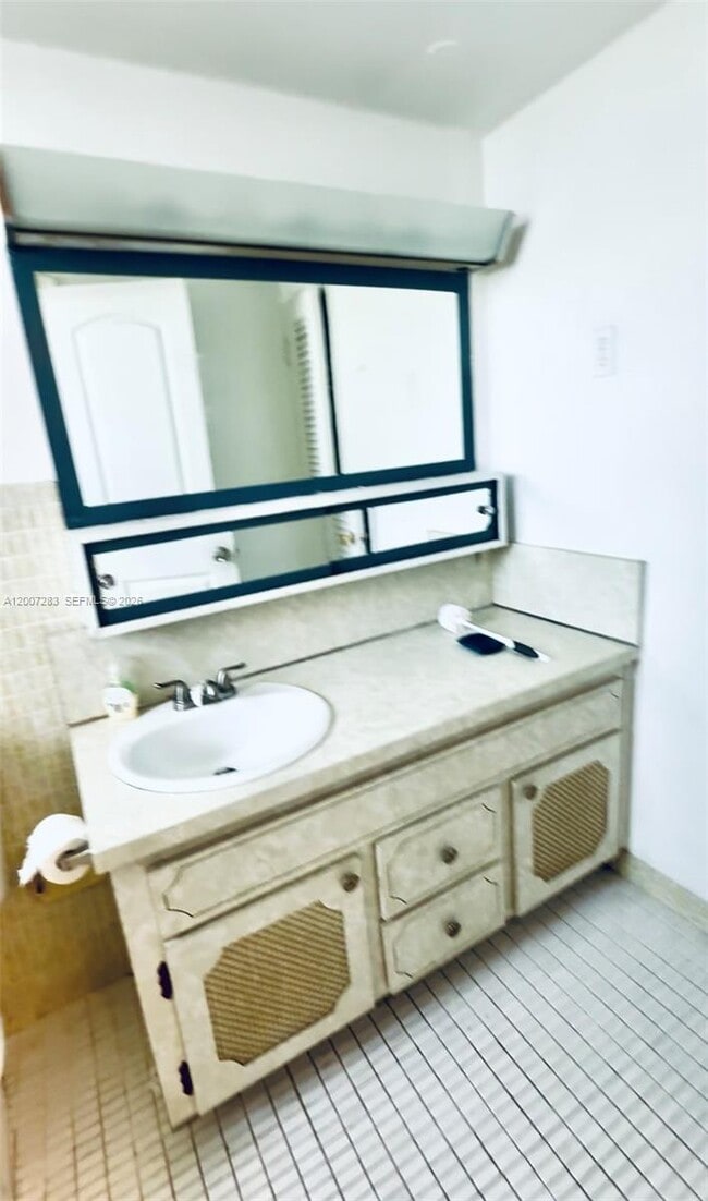 Building Photo - 1591 NE Miami Gardens Dr