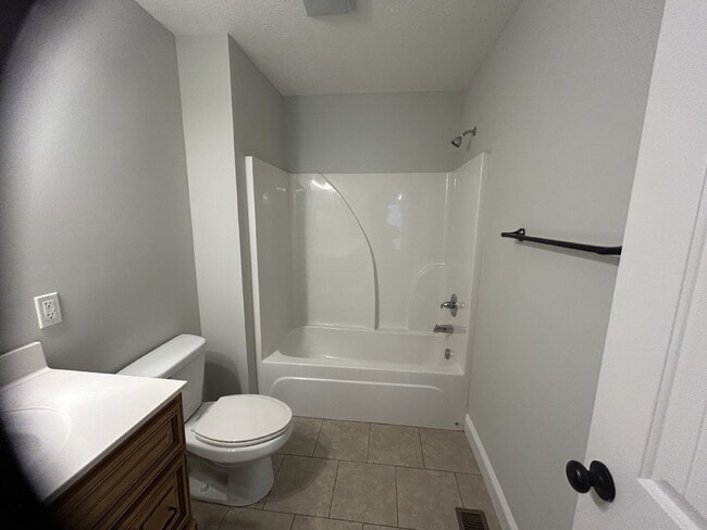 Building Photo - 3-Bedroom Ranch Style Home with 2 Full Bat...