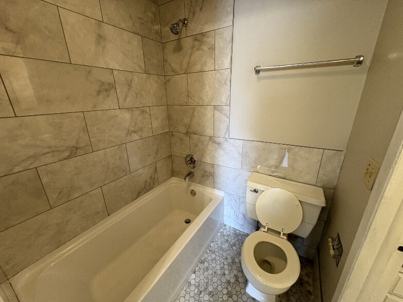 Building Photo - 515 Basswood Ave