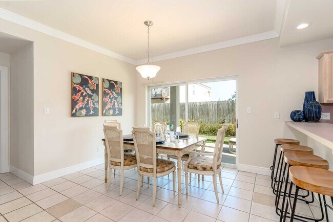 Building Photo - 2 E Lantana St