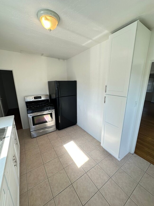 Building Photo - Quaint Craftsman House w/Garage, fenced yard, available now for 1 year lease to start!!!