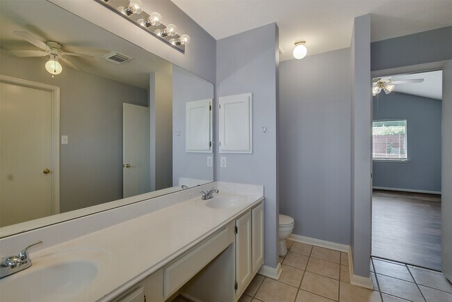 Building Photo - 855 Lake View Dr