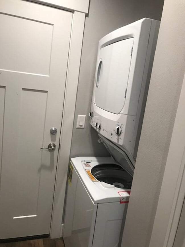 Building Photo - 7936 SE Raymond St