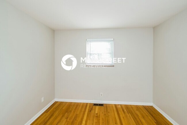 Building Photo - 3 Bedroom Pet-Friendly Home in KNOXVILLE, TN with Main Street Renewal