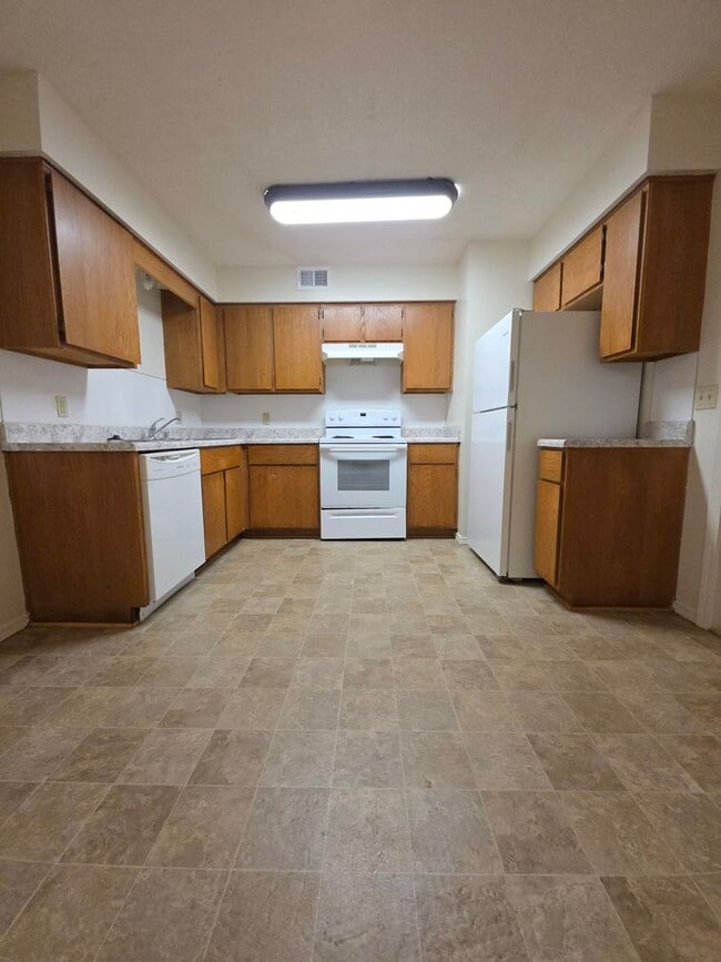 Building Photo - 611-615 N Greenwich Ave