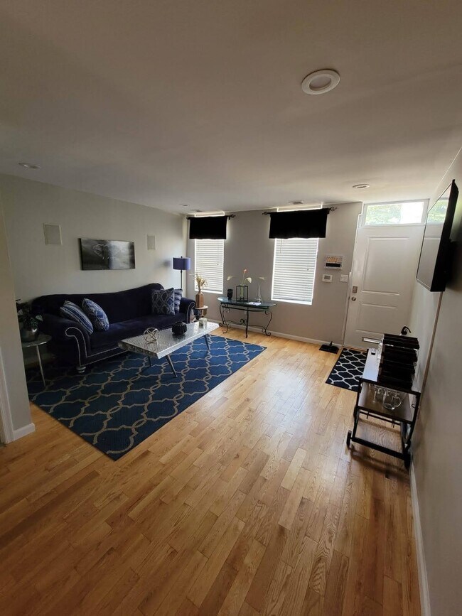 LIVING ROOM - 1834 Brandywine St