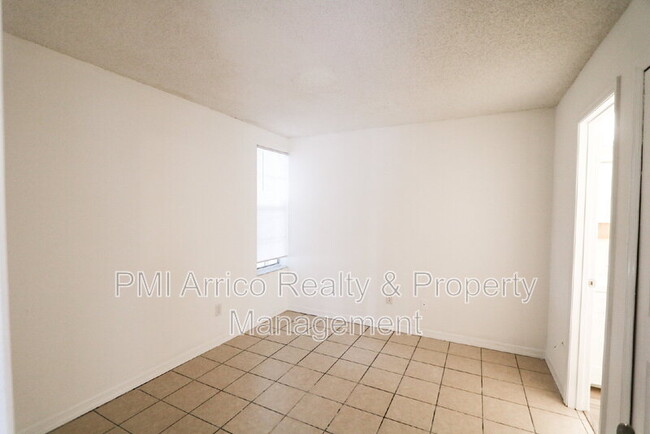 Building Photo - 3253 Bloomingdale Villas Ct