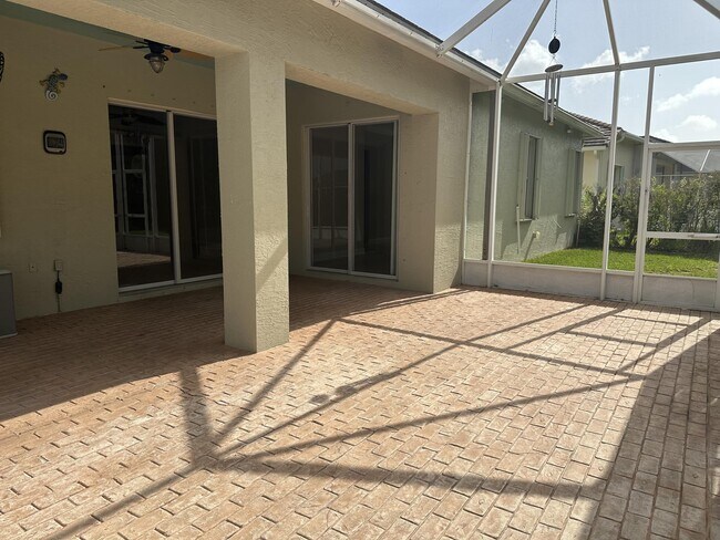 Building Photo - 635 SW Indian Key Dr