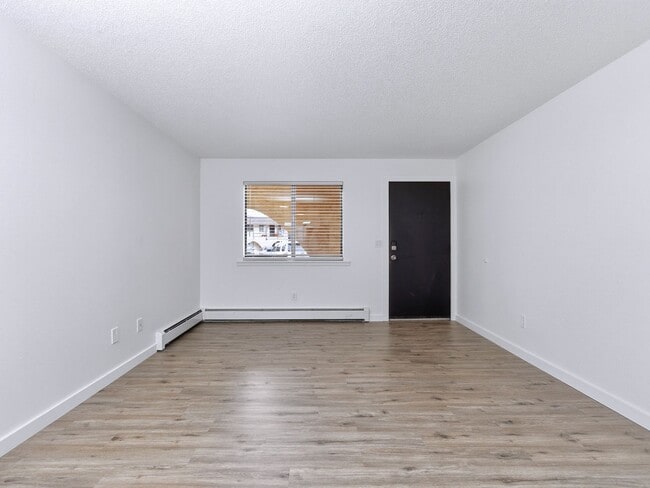 Building Photo - Modern 2 Bed, 1 Bath apartment, close to shopping.