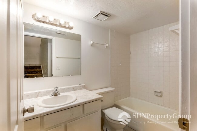 Building Photo - Updated Duplex In Great West Valley Area