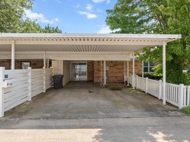 Building Photo - 1425 N Stoneridge Manor