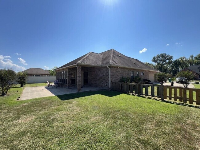 Building Photo - Beautifully Furnished 4-Bedroom Home in Zachary's Audubon Lakes!