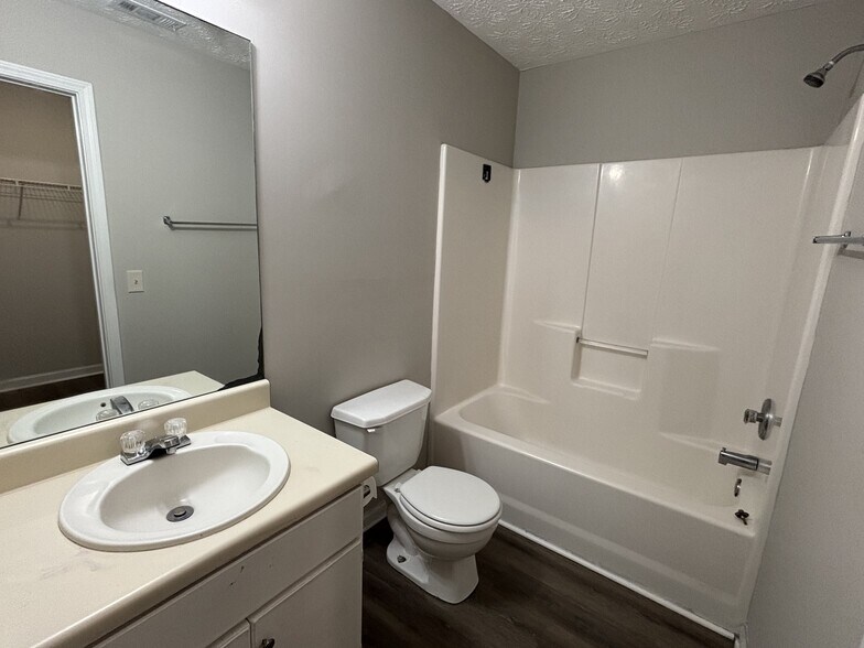 BR#2 En Suite - 97 Lily Dr