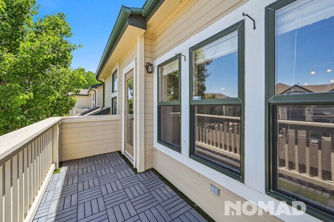 Building Photo - Spacious 3-Bed, 2-Bath Townhome with Garag...