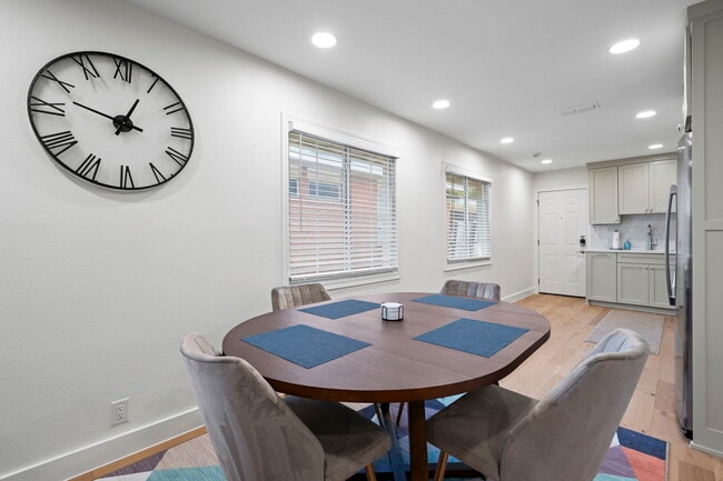 Building Photo - 6501 Ravendale Ln