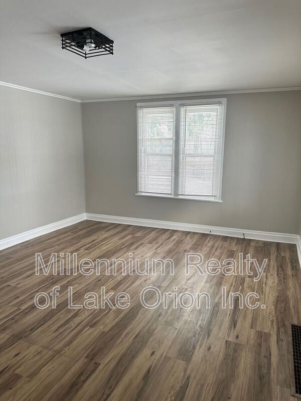 Building Photo - 734 W Oregon St