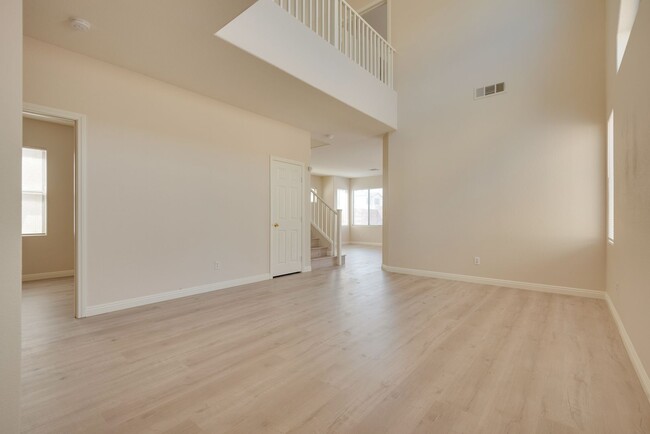 Building Photo - 4-Bedroom Updated Home with Modern Finishe...