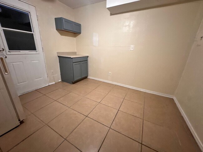 Building Photo - Cozy and affordable Studio