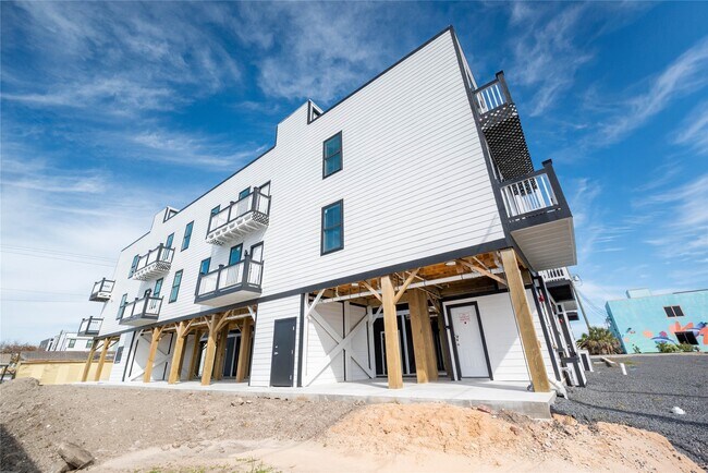 Building Photo - 805 Avenue K