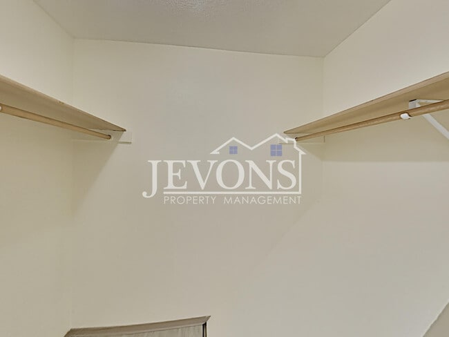 Building Photo - 1516 N Brook Ct