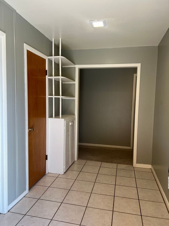 Building Photo - 3 bed 2 bath Move In Ready!