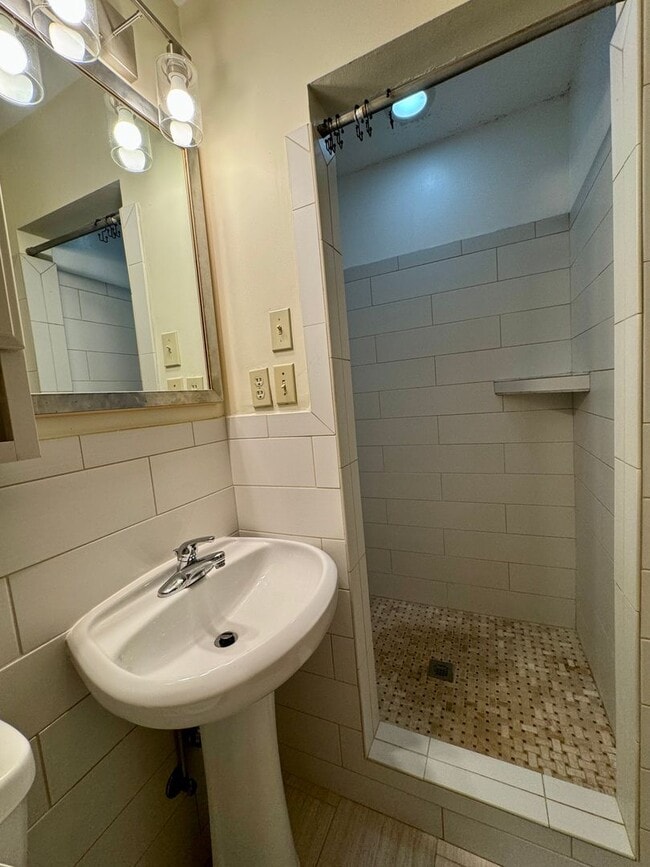 Building Photo - Idyllic Green Hills Home