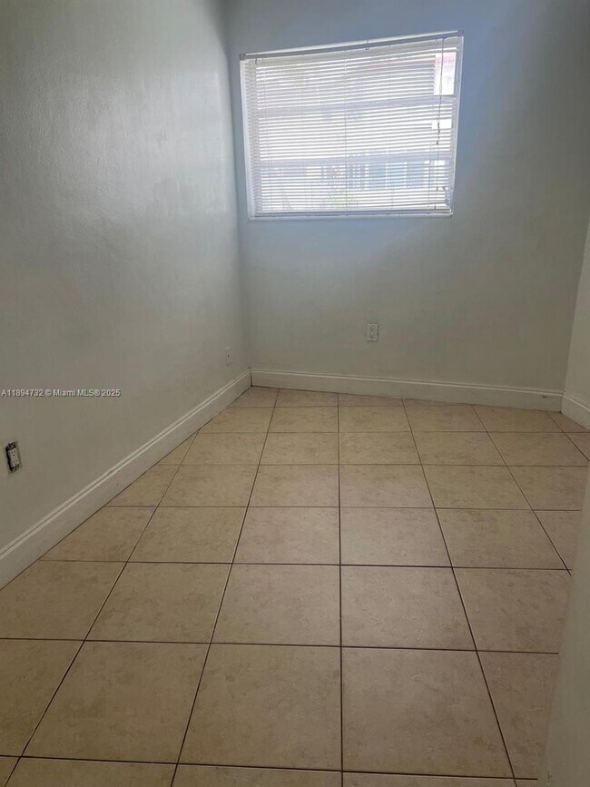 Building Photo - 1663 NE Miami Gardens Dr