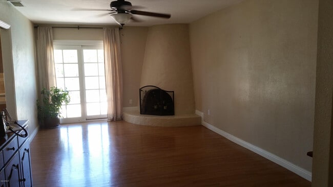 Building Photo - 2614 E Sahuaro Dr