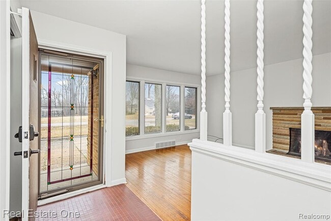 Building Photo - 2360 Pine View Dr