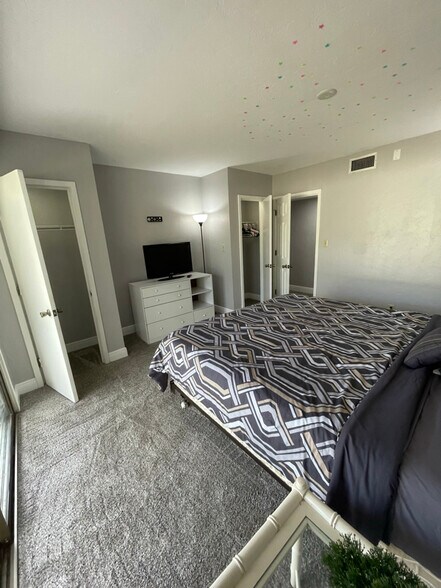 Building Photo - 5023 Sherwood Ln