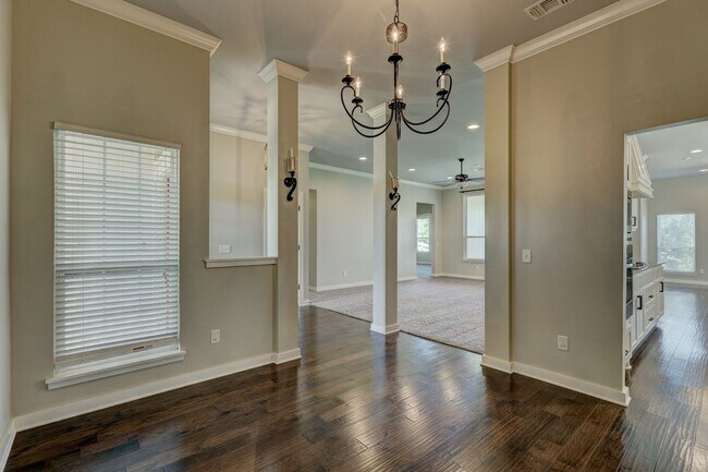 Building Photo - Desirable Home In Valencia Park!