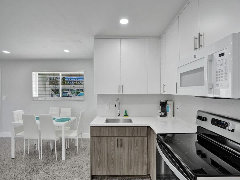 Building Photo - 906 N Riverside Dr