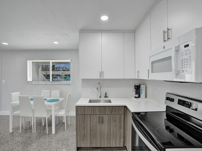 Building Photo - 906 N Riverside Dr