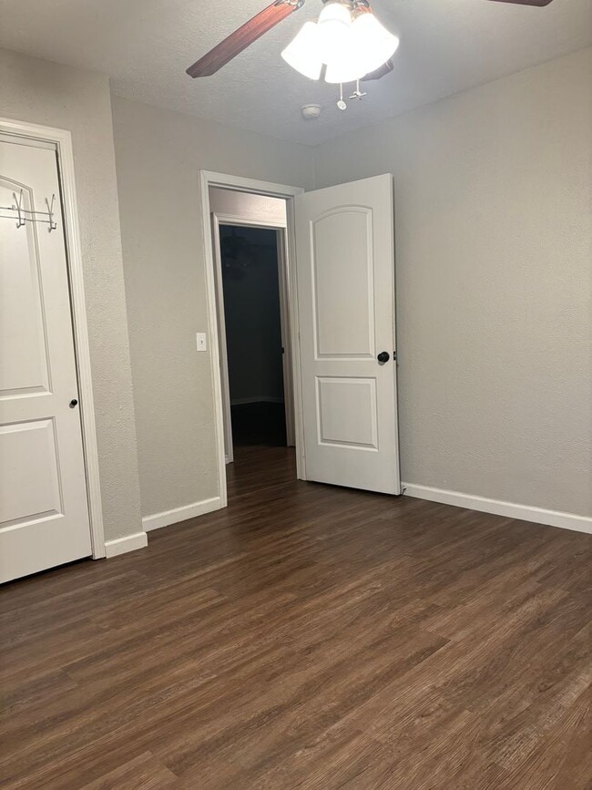 Building Photo - 3-Bedroom Home with Fully Fenced Backyard