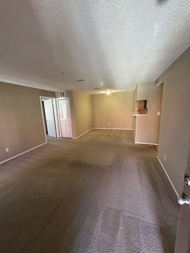 Building Photo - Large 2 bedroom 2 bath Condo