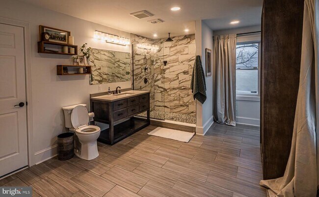 Building Photo - 15841 York Rd