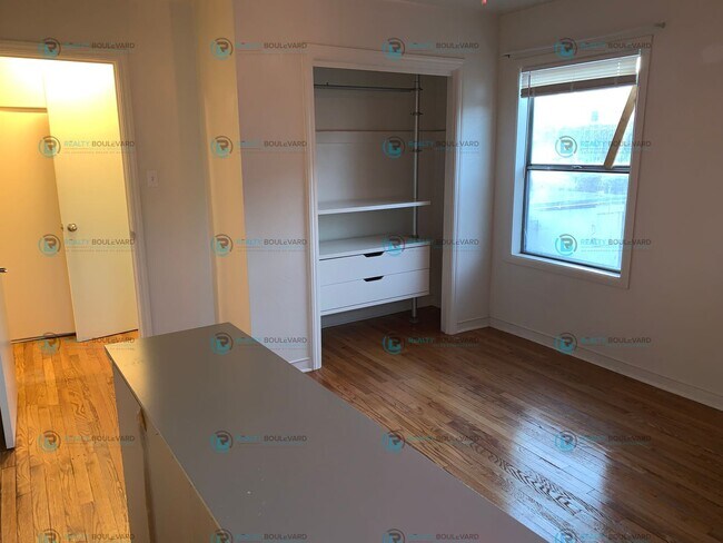 Building Photo - Cozy one bedroom one bathroom duplex located off of Keystone and Seventh Street in a cul-de-sac b...