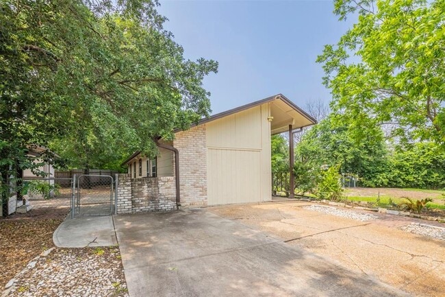 Building Photo - 2520 Bitter Creek Dr