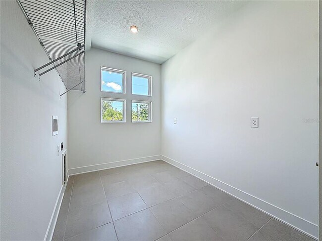 Building Photo - 4732 W Wallcraft Ave