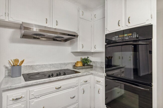 Building Photo - 3094 W Escalon Ave