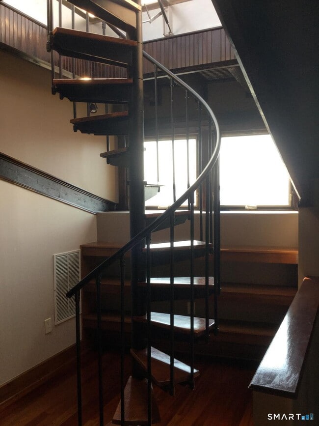 Building Photo - 9 River St