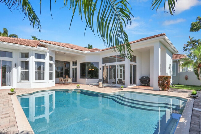 Building Photo - 528 Les Jardin Dr