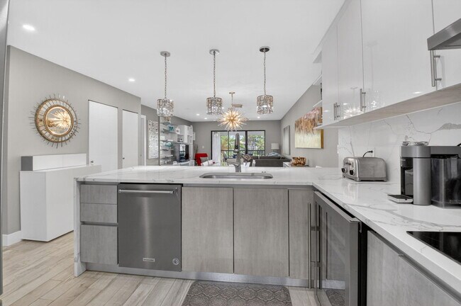 Building Photo - 9299 Vista Del Lago