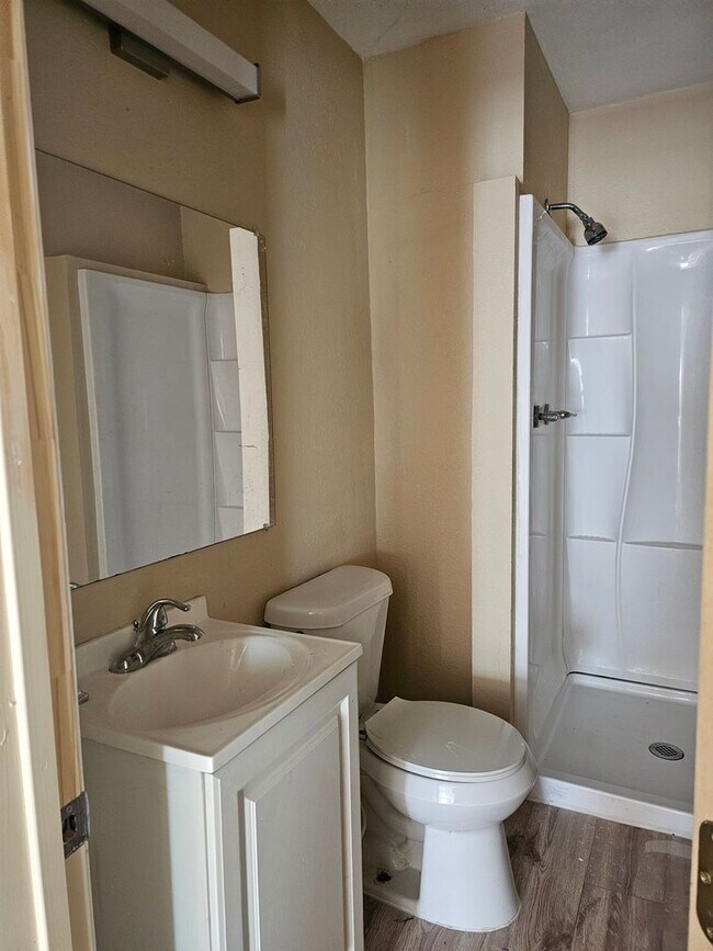 Building Photo - 2x1 Home Available Now