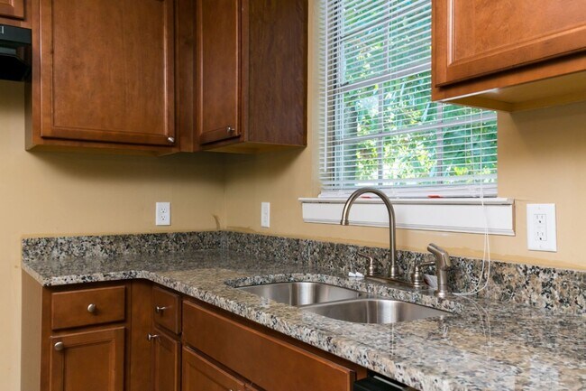 Building Photo - Massive Renovated 5BR/3BA Home with Baseme...