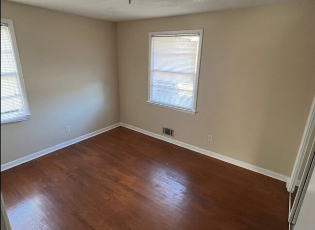 Building Photo - 3012 Pinewood Dr