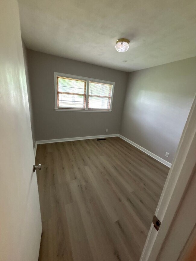 Building Photo - Spacious 4 bedroom 1 bathroom single family home